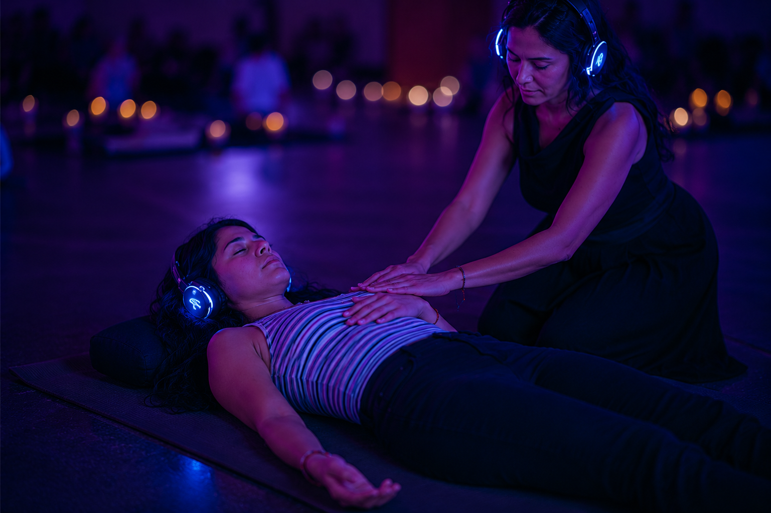 Facilitadora acompañando en sesión de breathwork