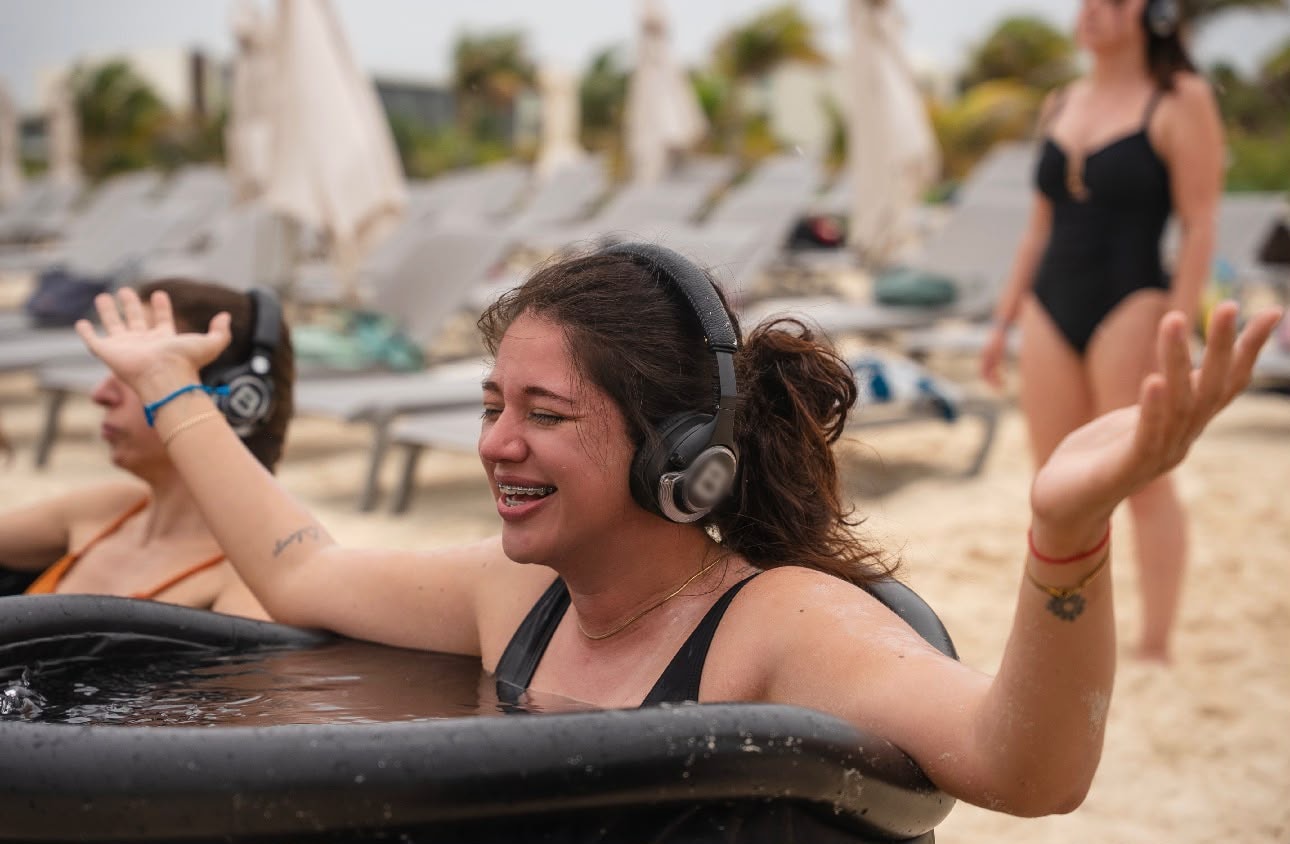 Ice bath con brazos abiertos en la playa